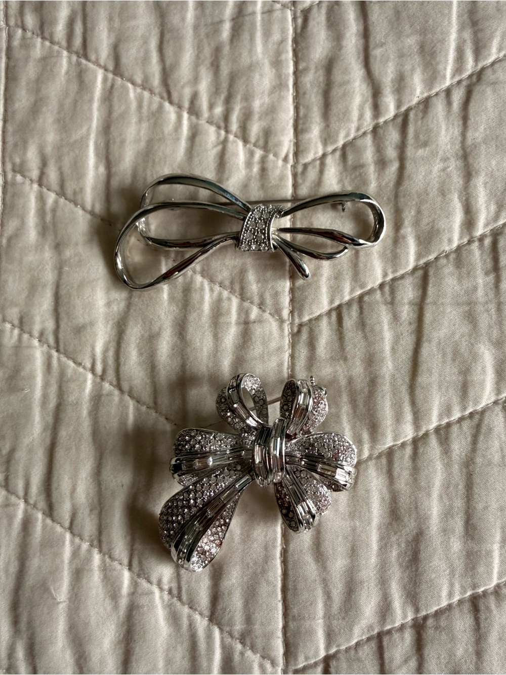 Silver Bow Rhinestone Brooch - Elegant Women’s Jewelry
